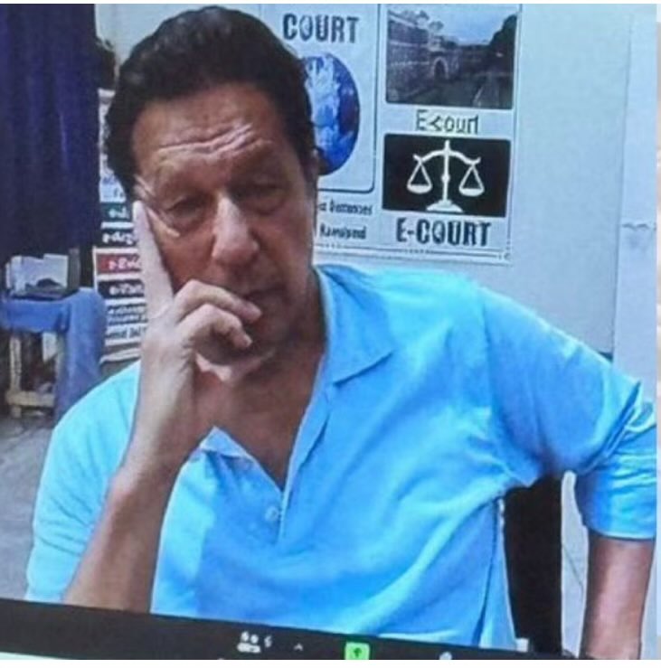 یہ تصویر پچھلے سال کی ہے۔ خان کا وزن پہلے ہی کم ہوچکا یے۔ بدن سے چربی ختم ہوچکی ہے۔ اب وزن مزید کم ہوا یے۔ اس کا مطلب ہے مسل ماس muscle mass ختم ہو رہا ہے۔ اس عمر میں یہ ایک تشویشناک بات ہے۔ یہ فاشسٹ رجیم خان کو ہڈیوں کو ڈھانچہ بنانا چاہتا ہے۔ اس طرح کی مکروہ سازش کا انکشاف اسی