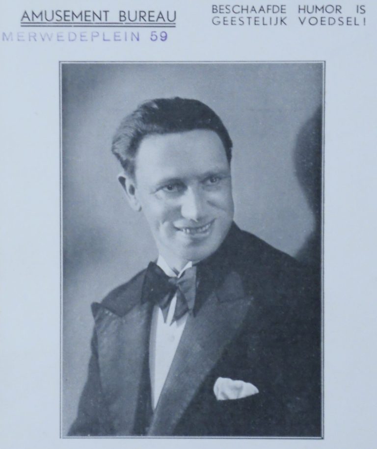 Erik Schaap (@eriksgaap) on Twitter photo Verhaal.
Op deze dag in 1943 werd Michel Velleman, beter bekend als de goochelaar Ben Ali Libi, in Sobibór vermoord. Deze Amsterdammer werd onsterfelijk dankzij een door Joost Prinsen voorgedragen gedicht. Kort voor zijn dood trad Velleman op in Zaandam. meitotmei.nl/ben-ali-libi-o… Verhaal.
Op deze dag in 1943 werd Michel Velleman, beter bekend als de goochelaar Ben Ali Libi, in Sobibór vermoord. Deze Amsterdammer werd onsterfelijk dankzij een door Joost Prinsen voorgedragen gedicht. Kort voor zijn dood trad Velleman op in Zaandam. meitotmei.nl/ben-ali-libi-o…