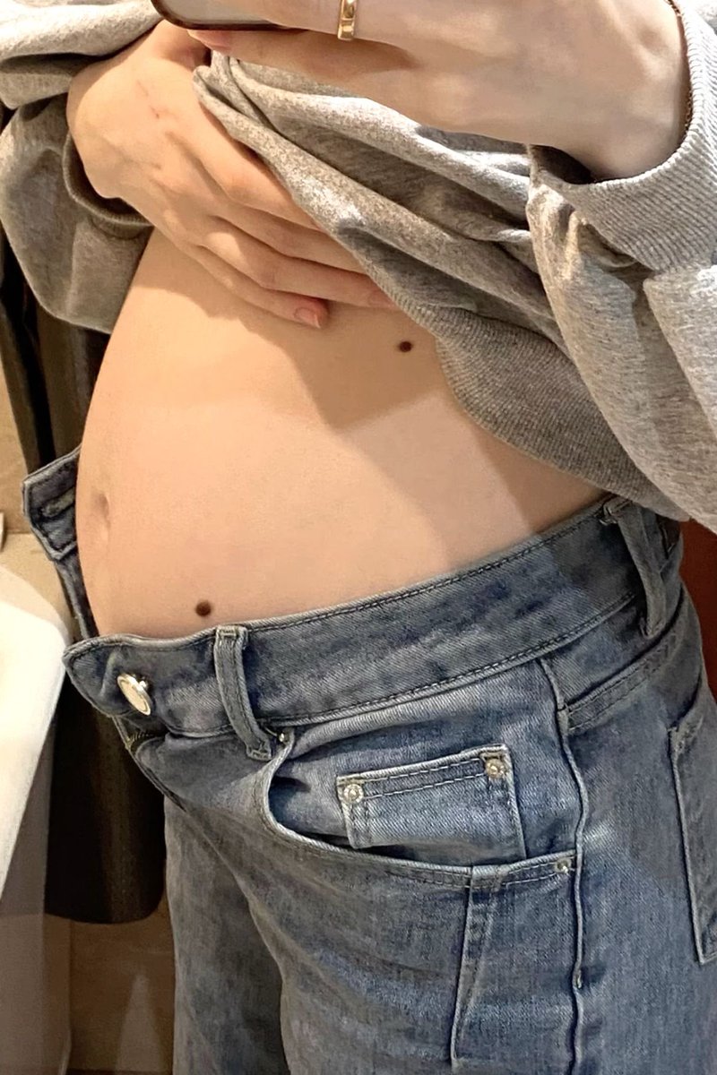 mimiluvthv's tweet photo. en proceso
⋅˚₊‧ 𐙚 ‧₊˚ ⋅
T’h no acepta a J’k como su omega, una noche ambos tuvieron su encuentro debido a que estaban pasado de copas y para sorpresa de nadie no se cuidaron para Jungkook será un gran proceso hacer que el alfa esté con el y sobre todo sea responsable… https://t.co/kmoVbiw6dZ