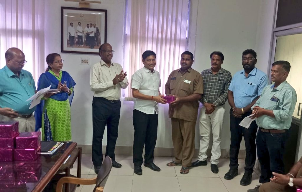 அரசு விரைவு போக்குவரத்துக் கழகத்தில் பணிபுரியும்,
ஓட்டுநர் உடன் நடத்துநர்களை ஊக்குவிக்கும் விதமாக கடந்த ஜூன் மாதத்தில் டிஜிட்டல் பரிவர்த்தனை மூலம் அதிக வருவாய் ஈட்டிய 3 ஓட்டுநர் உடன் நடத்துநர்களையும், ஜூன் மாதத்தில் அதிக வருவாய் ஈட்டிய 8 ஓட்டுநர் உடன் நடத்துநர்களையும், தடத்தில்