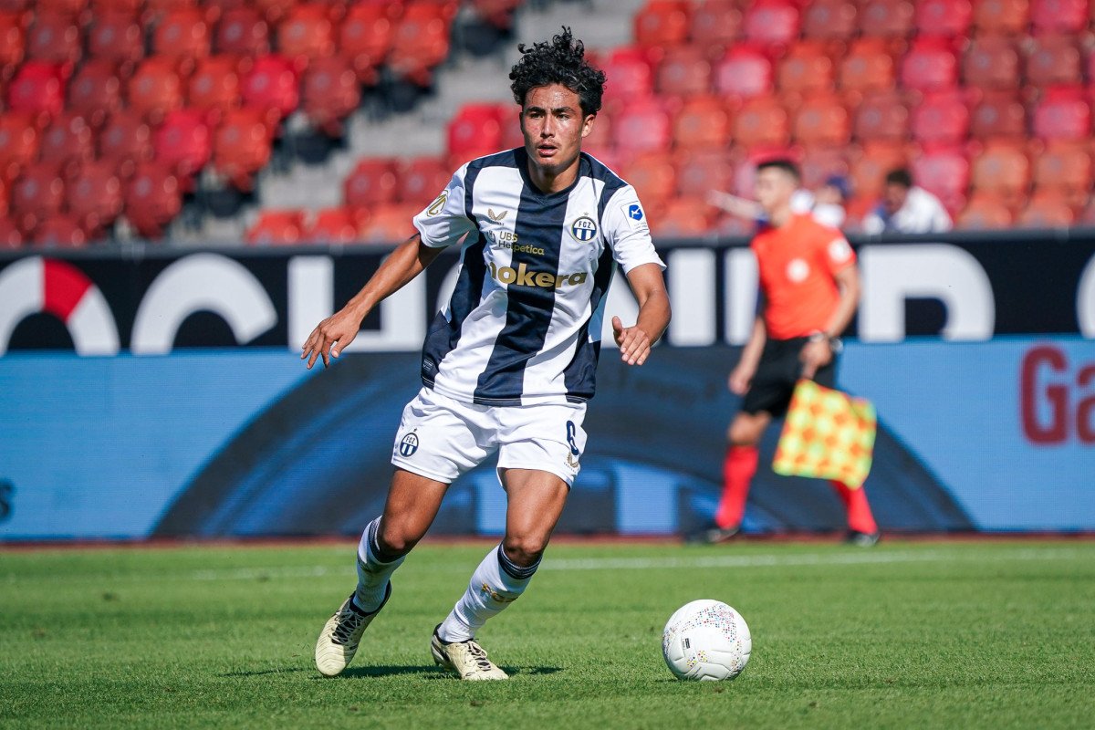 Still a raw talent in a midfield, but has some traits that make scouts focus on him. Clean first touch, keeps effective body angle when receiving the ball in midfield and offers support consistently. He at times tries too hard to move the ball and moves too much.