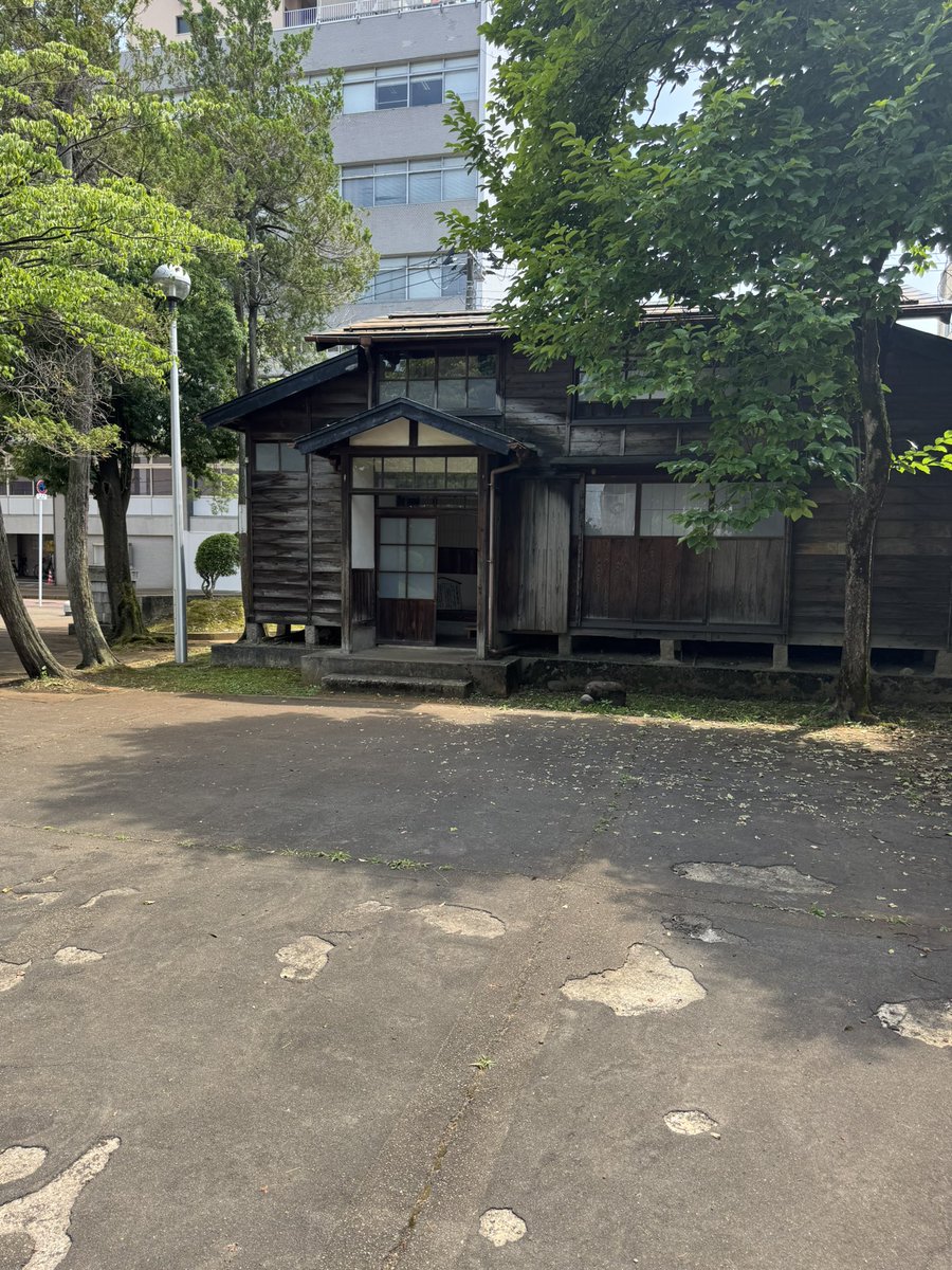 山本五十六記念館に来ました！
館内撮影不可なので写真は無いですが
一式陸攻の翼端が展示されてます。
裏手には公園と復元された生家が