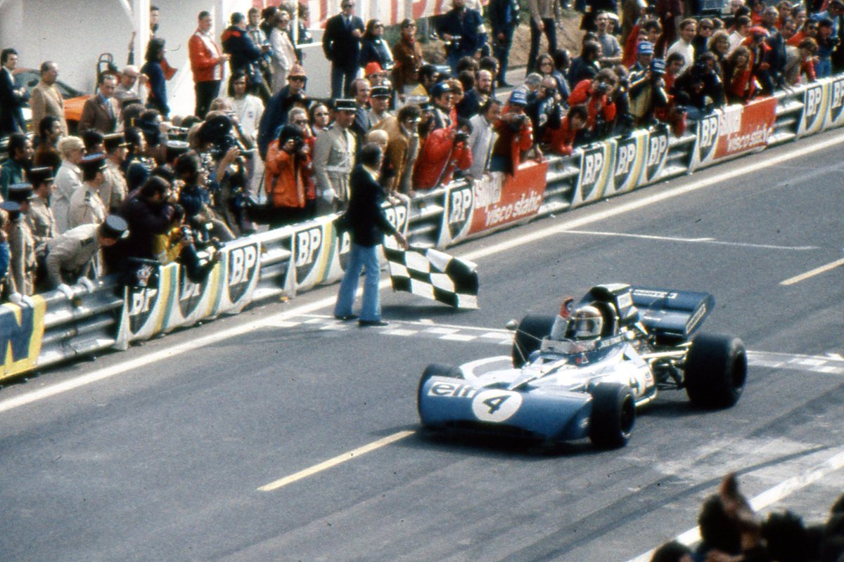 Josemivn's tweet photo. Un 2 de julio de 1972 se corría por última vez el GP de Francia en Clermont-Ferrand. 20ª Victoria para Jackie Stewart (Tyrrell 003), 2º Emerson Fittipaldi (Lotus 72D), 3º Chris Amon (Matra MS120D). Helmut Marko (BRMP160B) perdió el ojo por una piedra, truncando su carrera. https://t.co/nuLXnW8Lde