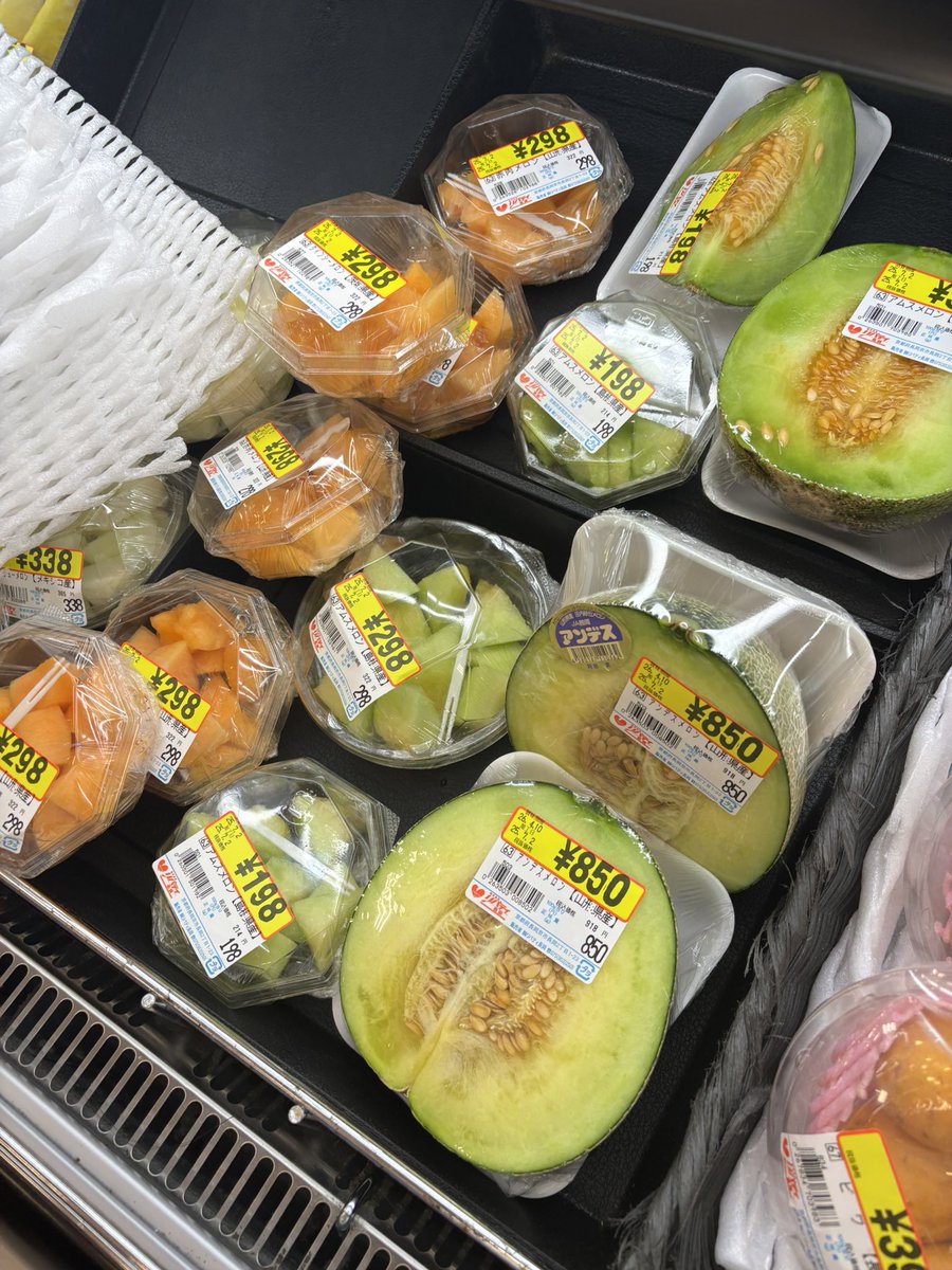 Liberty_2501's tweet photo. こんにちは♪日中の暑さは凄いですね💦
こんな日には冷やして美味しい果物やゼリー、ところてんやそうめんはいかがですか？リバティ長岡ではこれらの商品がおすすめ、お買い得でございます♪
夜少しでもひんやりしていきたいですね♪
是非リバティ長岡店をご利用下さいませ♪
#リバティ長岡
#長岡京市 https://t.co/8nMlsiM4gB
