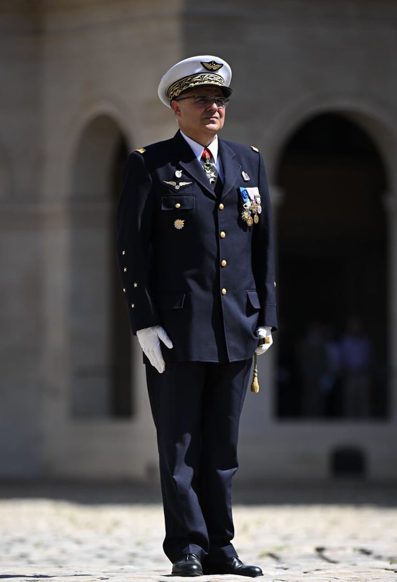 SebLecornu's tweet photo. Général d'armée aérienne Manuel Alvarez,

Vous faites votre adieu aux armes, après 45 années d'une carrière militaire exemplaire.

Arrivé en France à 7 ans, après avoir fui le franquisme en Espagne, vous avez gravi les échelons : d'apprenti mécanicien, jusqu'à devenir le premier officier mécanicien général cinq étoiles de l'@Armee_de_lair 

Vous incarnez la méritocratie à la française, et rejoignez désormais la lignée des grands serviteurs des armes de la France, à qui la Nation exprime sa profonde reconnaissance.