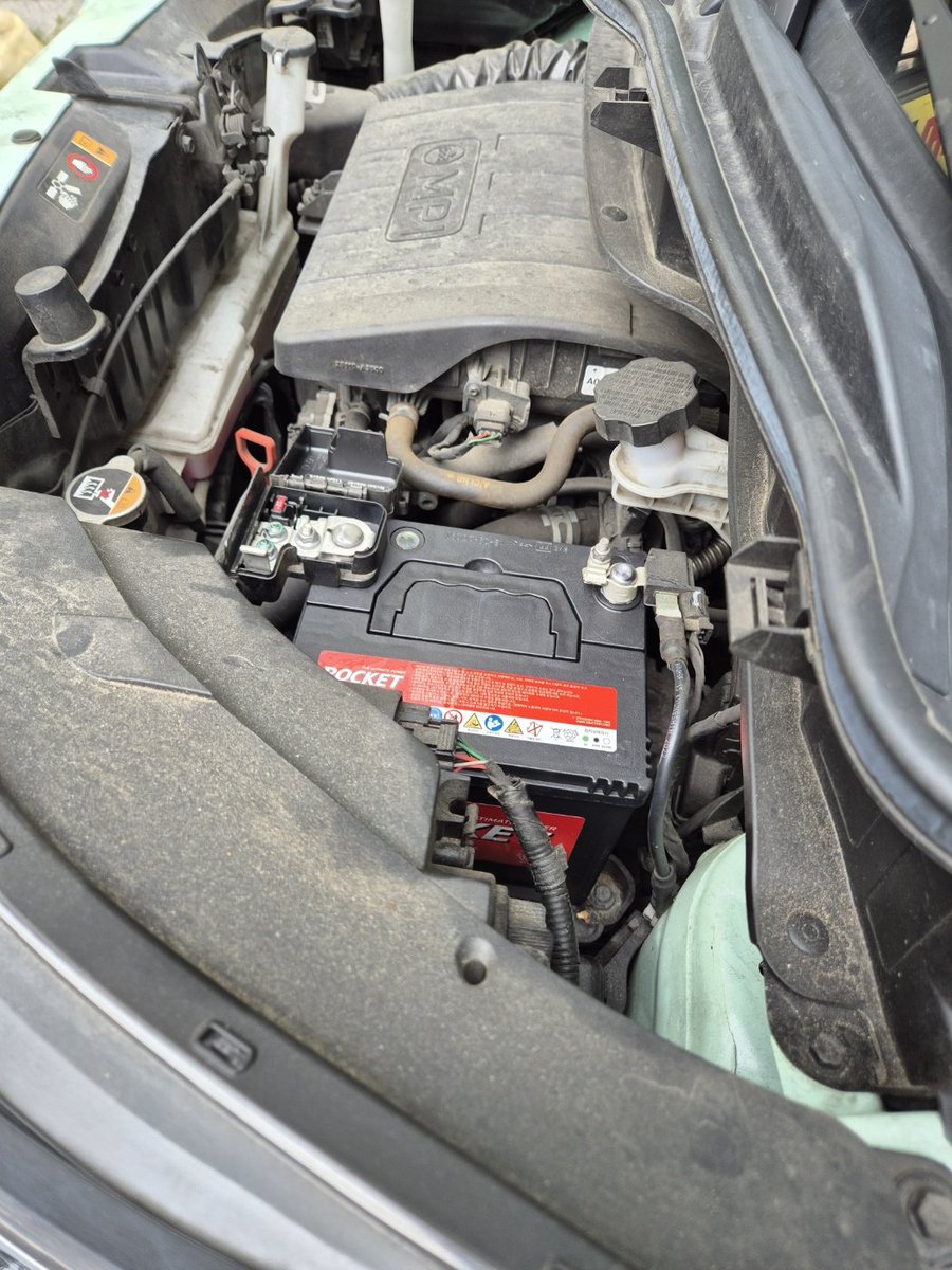 점심 약속이 있어서 나왔다가 먼저 도착한지라 시동끄고 15분쯤 있다가 출발하려는데
어랍쇼?ㅋㅋ 너 왜 시동이 안걸려?😱😱😱

얌툰 긴출 아저씨 오셨다가
배터리 방전이래서
얼마냐니까 (얼마랬더라?)
12였나?
응? 어? ㄴㅏ 지난번 출근길에 3만원이라던데용?ㅋㅋ
시동만 걸어주셔서 대충 지나가다