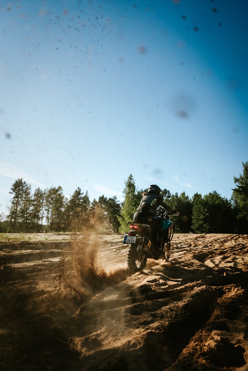 Iedevām sievām pasvīst motokrosa un smilšu trasēs Jāņa Kļaviņa vadībā. To var arī pārprast.