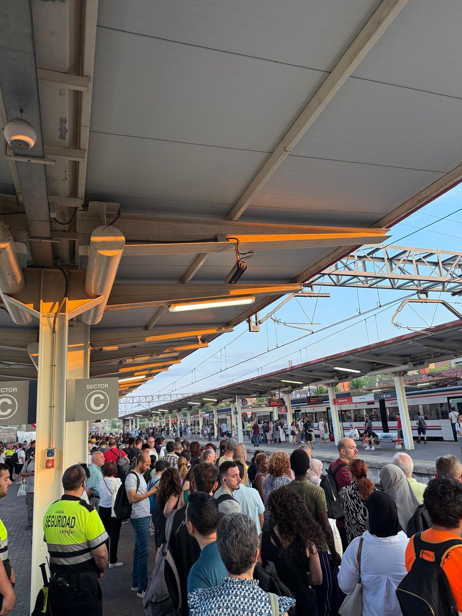 <a href="/CercaniasMadrid/">Cercanías Madrid</a> Dónde está el refuerzo por el corte de la línea C5?A los vecinos del sur de Madrid se nos trata con una falta total de respeto. No somos borregos:somos trabajadores que necesitamos un transporte digno y funcional para poder llegar a nuestros empleos <a href="/oscar_puente_/">Óscar Puente</a>