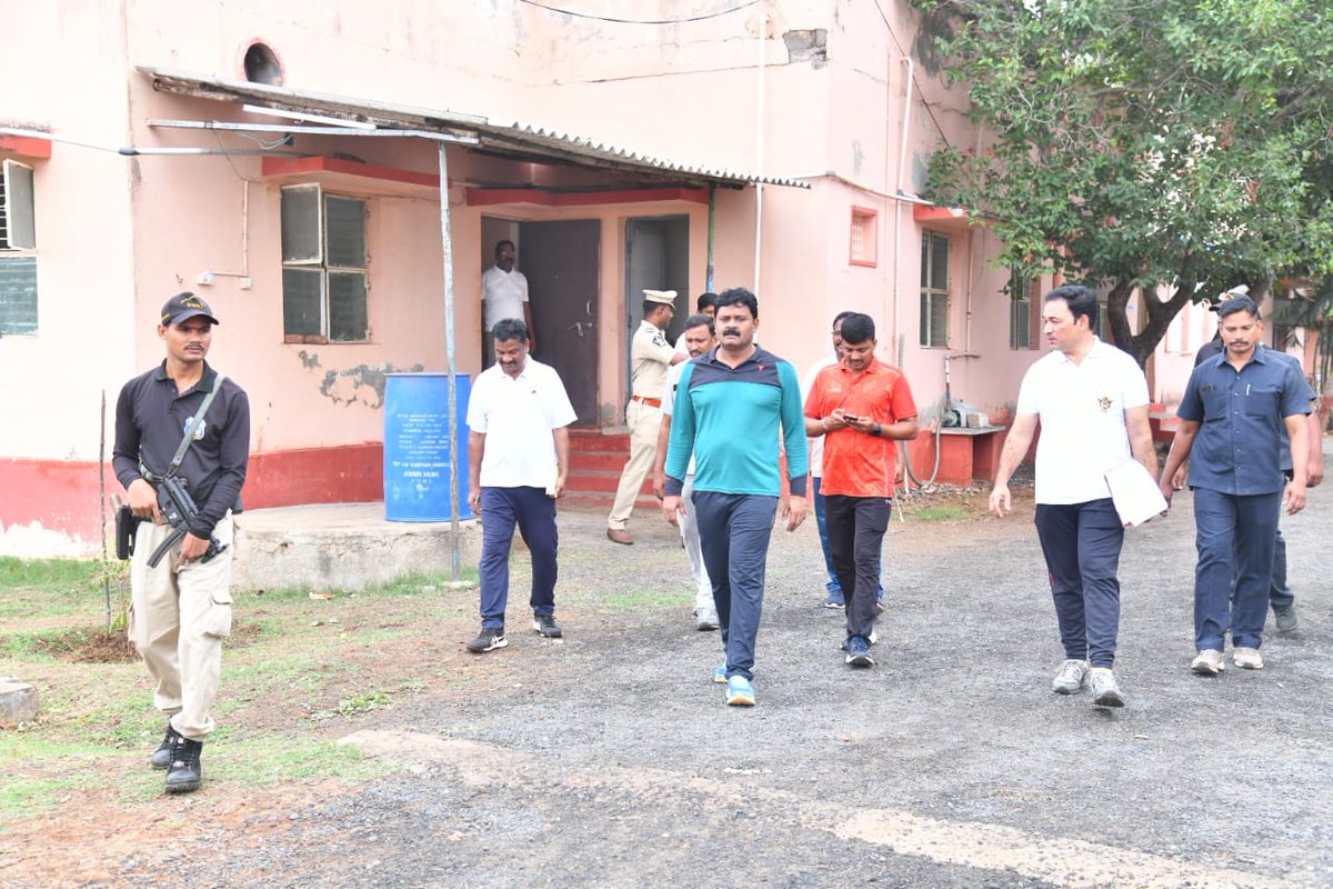 prakasam_police's tweet photo. త్వరలో పోలీసు శిక్షణకు హాజరుకాబోతున్న రిక్రూట్ ల కోసం పోలీస్ డిస్ట్రిక్ట్ ట్రైనింగ్ సెంటర్ ను సందర్శించిన ప్రకాశం జిల్లా ఎస్పీ శ్రీ ఏ.ఆర్.దామోదర్, ఐపీఎస్., గారు
#PrakasamPolice #PoliceTraining #RecruitPreparation #DistrictTrainingCentre #FutureCops #Damodhar #IPS https://t.co/fij51fE3TV