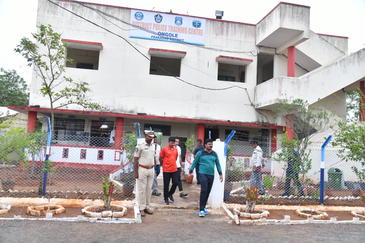 prakasam_police's tweet photo. త్వరలో పోలీసు శిక్షణకు హాజరుకాబోతున్న రిక్రూట్ ల కోసం పోలీస్ డిస్ట్రిక్ట్ ట్రైనింగ్ సెంటర్ ను సందర్శించిన ప్రకాశం జిల్లా ఎస్పీ శ్రీ ఏ.ఆర్.దామోదర్, ఐపీఎస్., గారు
#PrakasamPolice #PoliceTraining #RecruitPreparation #DistrictTrainingCentre #FutureCops #Damodhar #IPS https://t.co/fij51fE3TV