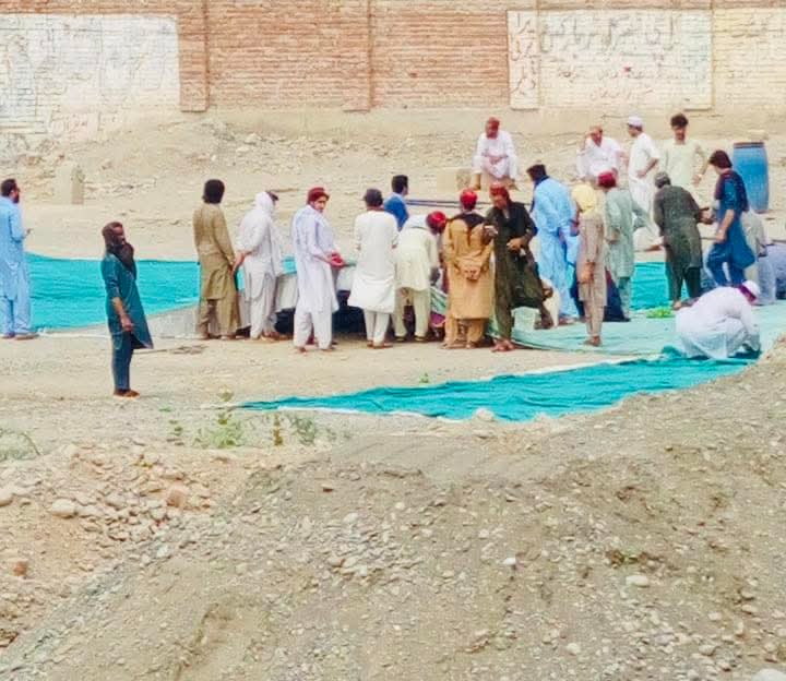 hishamdawar1's tweet photo. لوگ زیادہ ہونے کی وجہ سے جرگہ کو بلال مسجد سے میرعلی ہسپتال کے سامنے والے گراؤنڈ کو منتقل کردیا۔ اب وہاں تمبو لگاۓ جا رہے ہے۔
@ManzoorPashteen https://t.co/cJemrn27hu