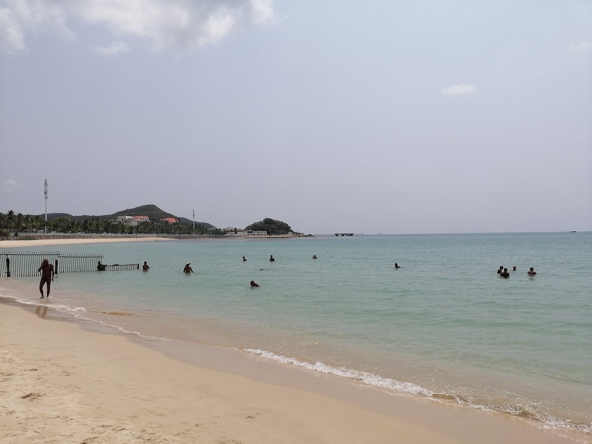 三亚这个 #天体 海滩只去过一回，确实都是些赤条条摆着各种姿势晒得炭黑的老爷们儿，一部分是皮肤病（牛皮癣？）患者做光疗。据说里面也有圈中人混迹其间，不过实在太烤人，不敢仔细观察就撤了，夜里又去了公园基地打卡，所以不知晚上这里又是啥情况？#同志据点 #gaybeach