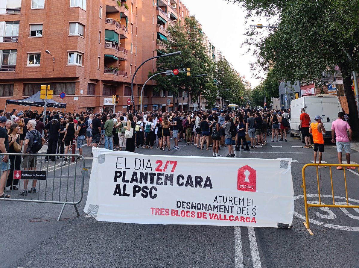 II Congrés d'Habitatge de Catalunya (@congreshabcat) on Twitter photo ✊Avui som centenars defensant els 3 blocs de Vallcarca que el <a href="/pscbarcelona/">PSC Barcelona/♥️</a> vol desnonar deixant 40 persones al carrer, entre ells 13 menors d'edat.
FORÇA SINDICAT! ❤️🔥 ✊Avui som centenars defensant els 3 blocs de Vallcarca que el <a href="/pscbarcelona/">PSC Barcelona/♥️</a> vol desnonar deixant 40 persones al carrer, entre ells 13 menors d'edat.
FORÇA SINDICAT! ❤️🔥