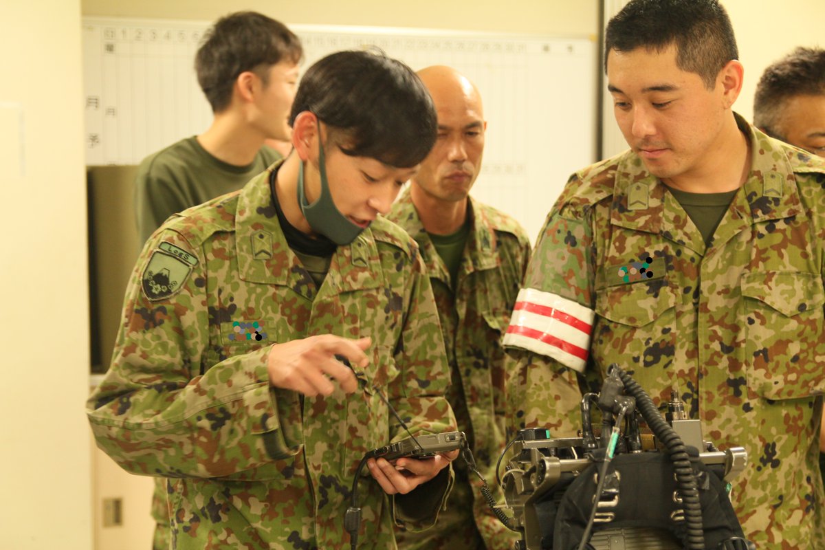 1log_nerima's tweet image. 高射直接支援隊です。今月は日頃の訓練内容を紹介します。今回は陸上自衛隊の主要無線機「広帯域多目的無線機」についての訓練です。 無線機は災害派遣等で活動するうえで非常に大切な連絡手段です。日々の練成で練度を向上させています!
#2整大 #無線機 #高直支