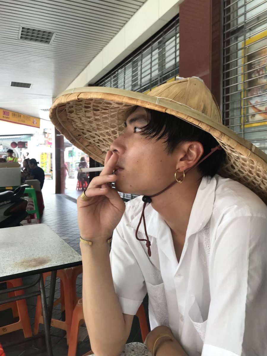 mojaming's tweet photo. 台湾の夏暑すぎてコレ買って現地ごっこして楽しかったのにどうやってもバックに入らず、仕方なく被って空港に行ったら同じ状況の黒人とレジで並ぶことになった神回 https://t.co/wVbpKTGWSP