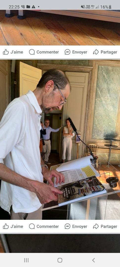TheviotW's tweet photo. Discours me concernant lors de la remise de la #médaille dans les salons de l'Hôtel de ville de Bordeaux.
Sur le lutrin, mon livre "Journal d'un #Asperger : un an dans ma bulle de verre". 
En arrière-plan, le maire de #Bordeaux. https://t.co/wpn1ZOaNnH