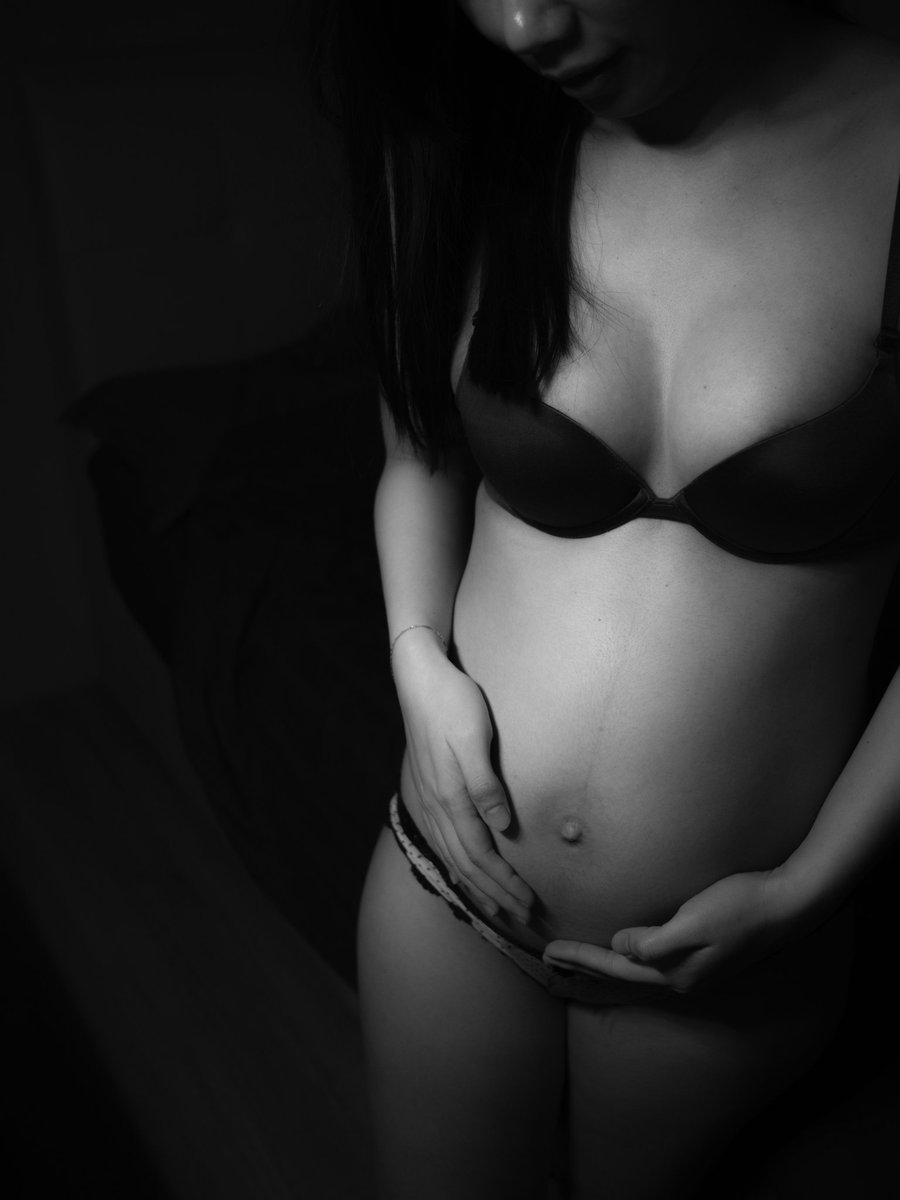 最狂的一次就是带孕妻3p，还是人生第一次3p 。看着老婆乳头第一次在我面前被别个男人舔和吸真的非常冲脑 。刚开始老婆还是一点抗拒 ，但真真的插入过后她就真的回不去了 开发后现在已经享受被调教成母犬还可以无套内射了 。 

#3p #孕 #怀孕 #孕妻 #调教 #母狗 #母犬