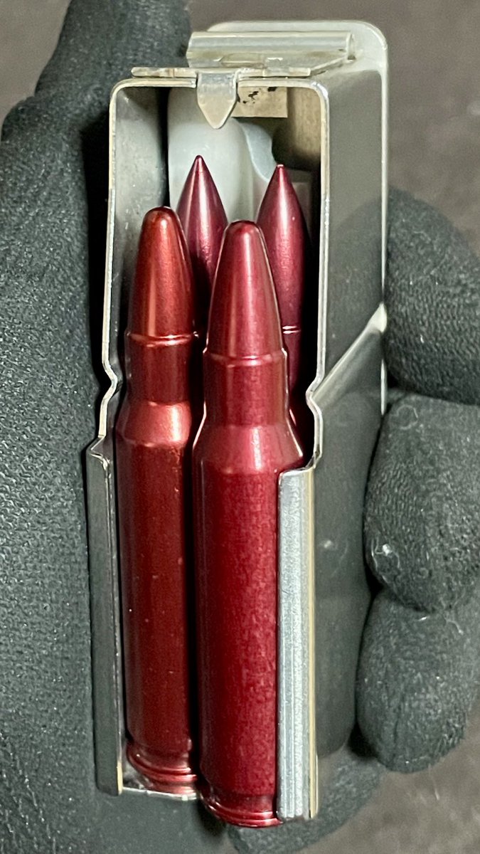 Diffelman's tweet image. #Azoom の #スナップキャップ。
これまで手前のタイプ
(先端が丸い)だったけど、
最近入手したのが少し違った
(先端が尖ってて長い)。
パッケージにおかしな感じはなく、
ボルトの動作も問題なし。
モデルチェンジしたのかな？