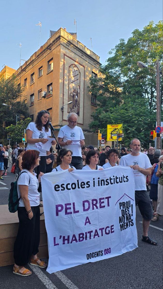 Associació Veïnal Som Barri (@avallcarca) on Twitter photo El col·lectiu de <a href="/docents080/">Docents 080</a> al macrodesnonament de #DefensemVallcarca. L'Ajuntament del <a href="/pscbarcelona/">PSC Barcelona/♥️</a> està vulnerant el dret a l'educació de 13 infants del barri, que avui estan amenaçats amb quedar-se al carrer sense alternativa. No ho permetrem! El col·lectiu de <a href="/docents080/">Docents 080</a> al macrodesnonament de #DefensemVallcarca. L'Ajuntament del <a href="/pscbarcelona/">PSC Barcelona/♥️</a> està vulnerant el dret a l'educació de 13 infants del barri, que avui estan amenaçats amb quedar-se al carrer sense alternativa. No ho permetrem!