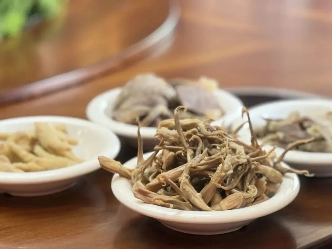 InnovativeBinhu's tweet photo. In Wuxi's Binhu district,🧊summer cooling isn't just air conditioning🌬️. Traditional pickled foods🥢like green soybeans, chicken gizzards, and seasonal fruits such as peaches🍑and grapes🍇offer a tasty way to beat the heat🥵. Try them and enjoy refreshing relief🙌! https://t.co/hLKYKT4tBo