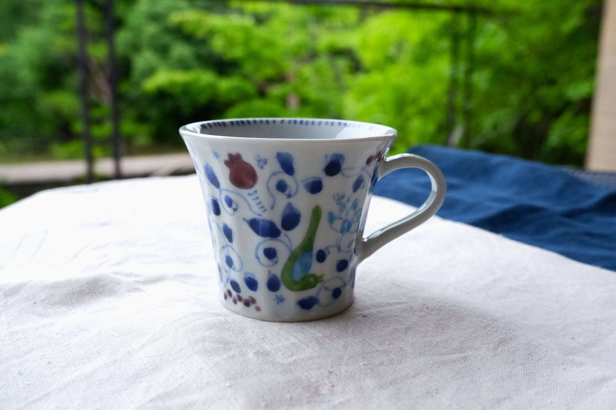 saboKOKUTANI's tweet photo. 【Webストア】
#浦陽子 作
「鳥唐草マグcup」
#小鳥 たちが #唐草 とたわむれ、羽根休めをしているかのよう🪶
鮮やかな色味が #ティータイム を彩ってくれるような #マグカップ です
詳しくは➡https://t.co/e9pxXCQ26V
#九谷焼 #カップ #加賀市 #smallbird #mug #kutaniware #kutaniyaki #japan https://t.co/WwBM4PjOfi