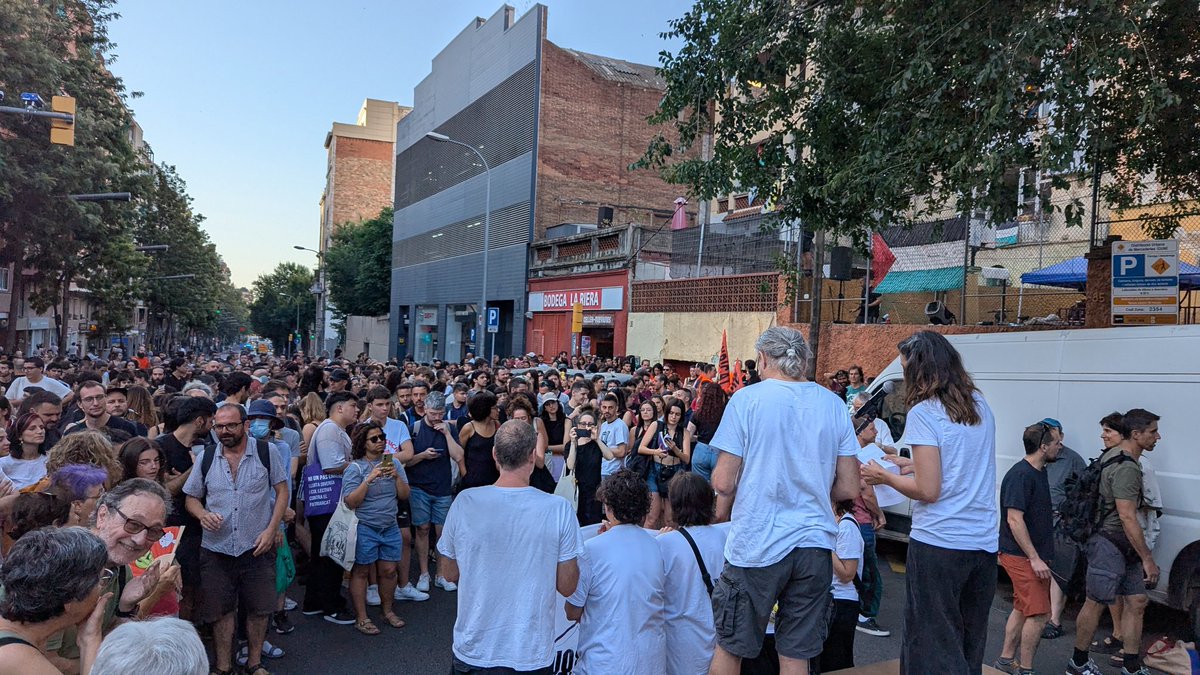 CGT Catalunya 🚩🏴 (@cgtcatalunya) on Twitter photo 💥 Més de 500 persones per aturar el macrodesnonament de #Vallcarca
L'autoritarisme del <a href="/pscbarcelona/">PSC Barcelona/♥️</a> no atura els barris populars. Vallcarca per viure, els barris per qui els habita✊ 💥 Més de 500 persones per aturar el macrodesnonament de #Vallcarca
L'autoritarisme del <a href="/pscbarcelona/">PSC Barcelona/♥️</a> no atura els barris populars. Vallcarca per viure, els barris per qui els habita✊