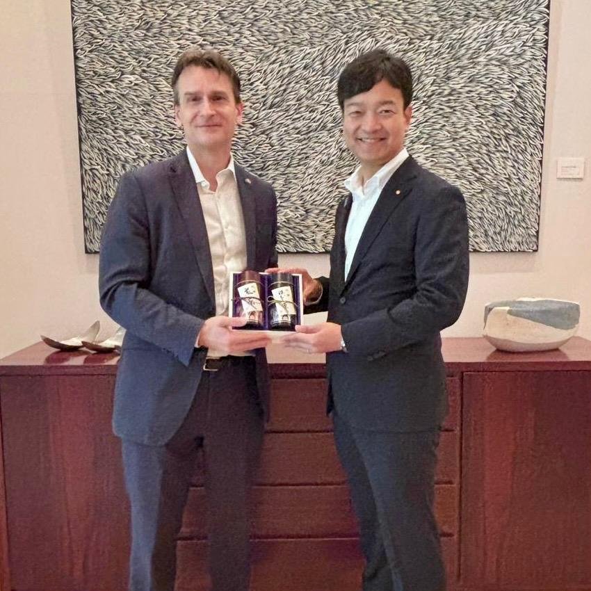 宮路拓馬・外務副大臣と貴重なギフトの交換。鹿児島のお茶とコアラ。🍵🐨🇯🇵🇦🇺
An important gift exchange with State Minister of Foreign Affairs Miyaji. Kagoshima tea and a koala. 🍵🐨🇯🇵🇦🇺