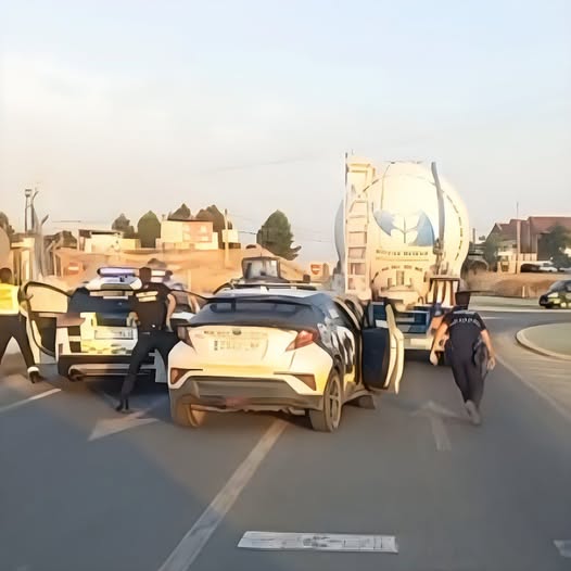 PoliciaPteGenil's tweet photo. Lo elegimos, sí. Pero eso no hace que duela menos.

Ayer detuvimos a 3 personas que pusieron vidas en riesgo entre Lucena y Puente Genil.
Colaboración junto a policía local de Lucena y Guardia Civil. Salió bien, pero no siempre es así.
Detrás del uniforme, también hay corazones💙 https://t.co/HLQ51HZ2Yz