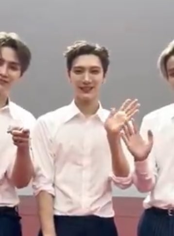 : ปกติไม่เคยเห็นพี่เจย์มายุ่งกับกิจกรรม ขนาดเขาขอร้องให้ลงเดือนยังไม่ลงเลย วันนี้พี่เค้ามาทำไมวะ 

: กูได้ยินมาว่าแกคบกับพี่หลีดสักคน น่าจะมาดูแฟนมั้ง