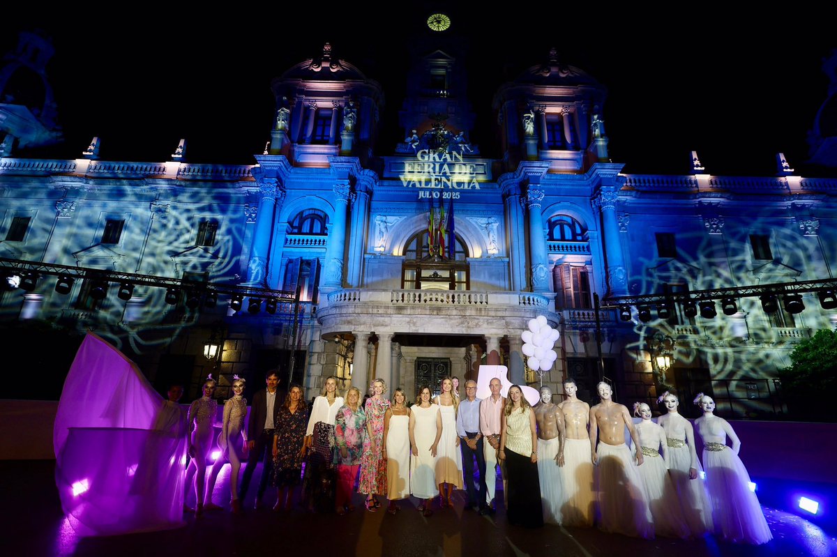 ✨🥁🌺 Anoche quedó inaugurada la Gran Feria de Valencia. Un mes repleto de actividades para todas las edades y repartidas por toda la ciudad.

Del 1 al 28 de julio, Valencia se ilumina en barrios y pedanías.

¡Bienvenidos!