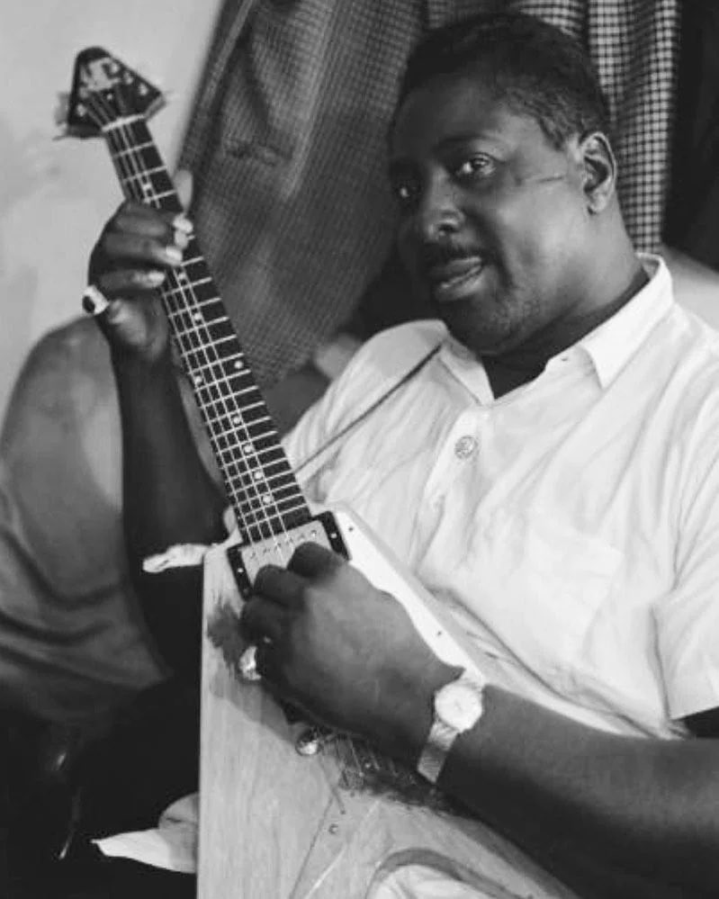 TBonesPrimeCuts's tweet image. #ArtistFave15 
#MusicChallenge

15 to 1

𝐀𝐥𝐛𝐞𝐫𝐭 𝐊𝐢𝐧𝐠

𝐍𝐮𝐦𝐛𝐞𝐫 𝟏𝟓: “Drifting Blues”

Album: Thursday Night in San Francisco (Released in 1990, recorded in 1968 live at the Fillmore.) 

youtu.be/mHwAWtBqw-M?si…

#AlbertKing #FlyingV #Blues
