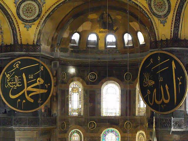 Yüce Rabb'im buyurdu ki:
"O alaycılara karşı biz sana yeteriz." (15/Hicr 95) 
Ey Veda tepelerinden üzerimize doğan ay!
Sen güneşsin, sen aysın, 
Sen nur üstüne nursun, 
Sen süreyya ışığısın, 
Ey sevgili, Ey Rasul!
Senin yolun bizim yolumuzdur.