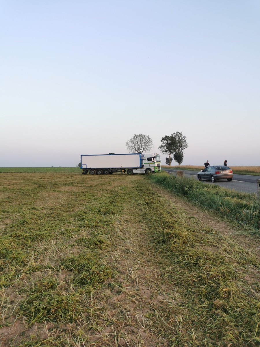 A_Beauc's tweet image. Hier, en début de soirée, les #pois de conserve étaient battus et partaient direction la Belgique, de quoi profiter de la vue et de l'odeur😋
Les fanes vont maintenant pouvoir être fanées et mises en bottes pour l'alimentation des #vaches 🐄
@Fragritwittos 
#FrAgTw