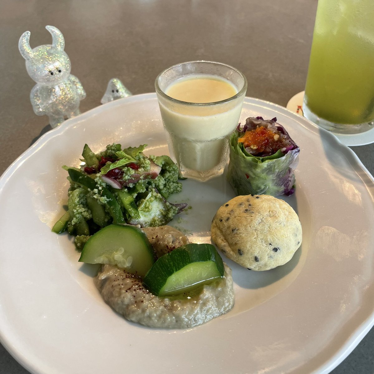 omusubi2go's tweet photo. 新丸ビル初めて来ました🚶💭
ビーフカツと、タイ米なのかな?ご飯うんま〜〜〜💕他のご飯屋さんも美味しそうすぎたからまた行きたい🤤
それにしてもホワイトオパールウアモウ、何回見てもウルトラ可愛いな…手にとって眺めてうっとりしてまう…
#ウアモウと一緒 #UAMOU #ウアモウ #MonAn https://t.co/1gxr7Zbkfs