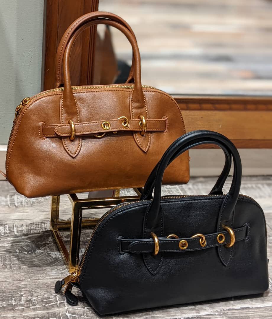 Handbags za ngozi zinapatikana kwenye maduka yetu.