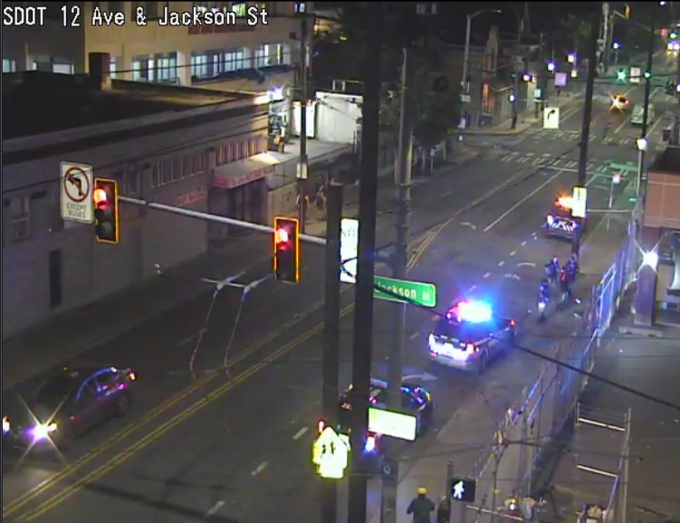 Xe khẩn cấp trên S Jackson St West of 12th Ave S