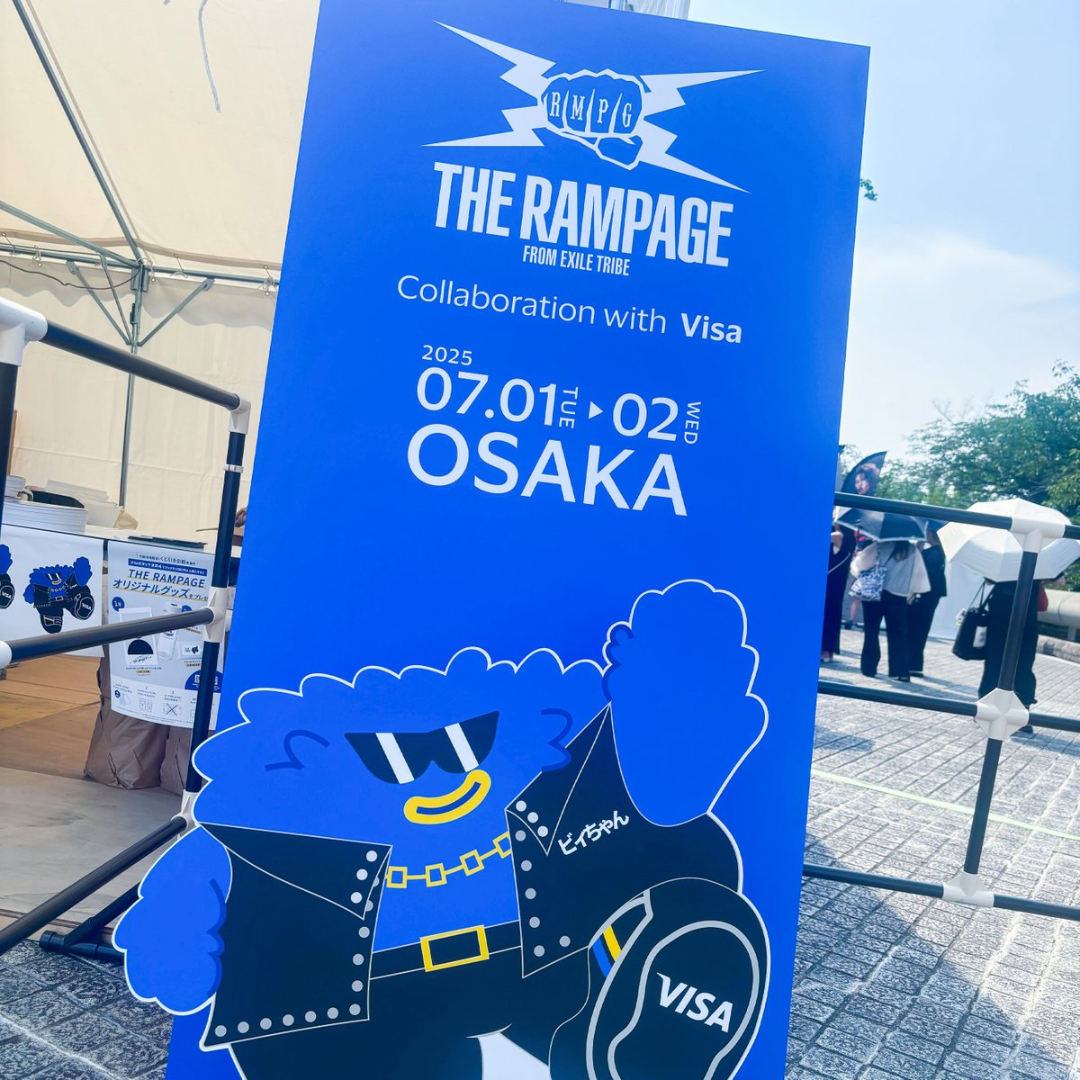 VisaJP's tweet image. #THERAMPAGE 大阪城ホール公演2日目🔥
#Visaでタッチ で1,000円以上グッズを購入すると限定アイテムが当たるくじ引きや、ランペ風ビィちゃんパネルの写真企画も要チェック!先着順です!
本日からの“こんなところでもVisaでターーッチ!”キャンペーンと合わせてぜひご参加ください🥳