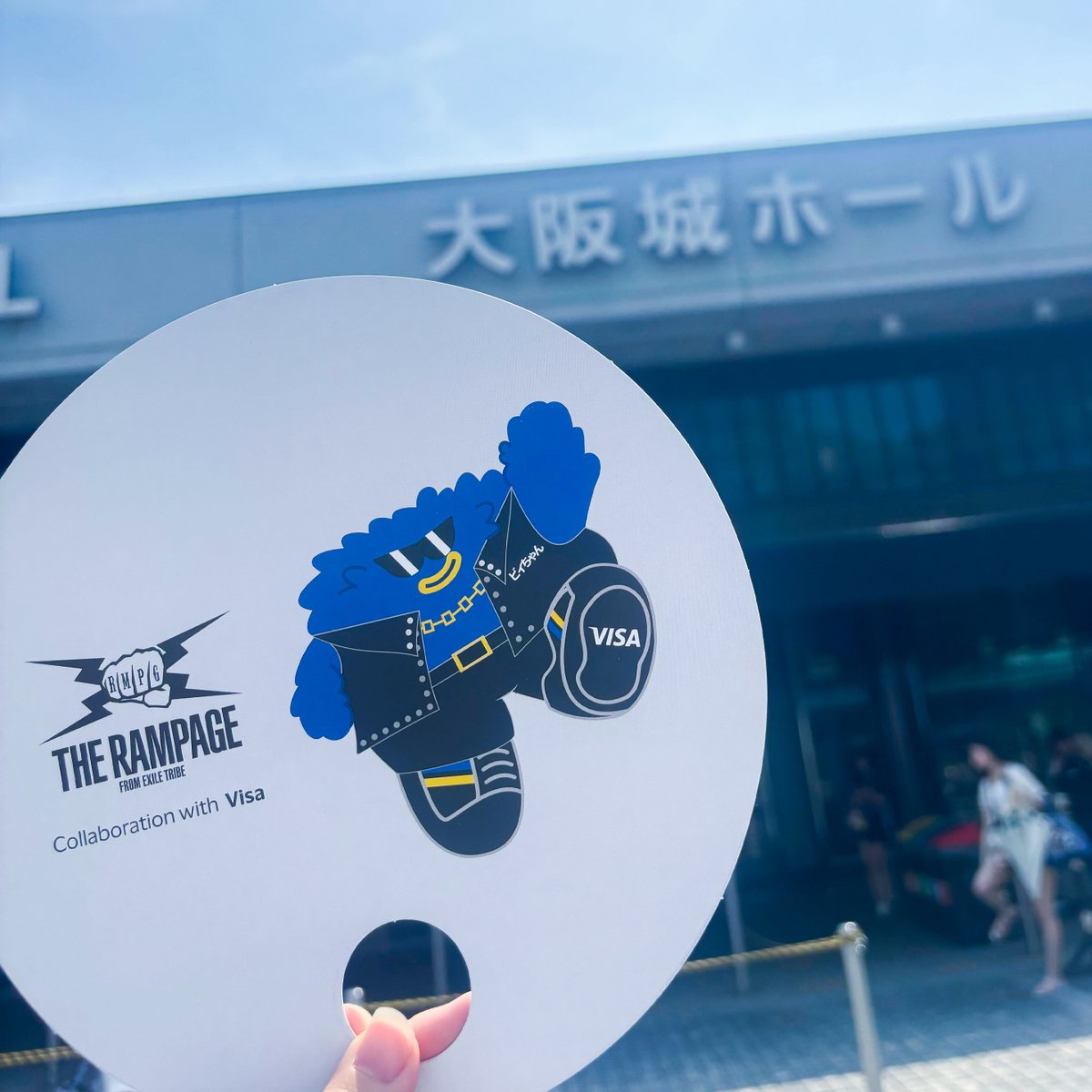VisaJP's tweet image. #THERAMPAGE 大阪城ホール公演2日目🔥
#Visaでタッチ で1,000円以上グッズを購入すると限定アイテムが当たるくじ引きや、ランペ風ビィちゃんパネルの写真企画も要チェック!先着順です!
本日からの“こんなところでもVisaでターーッチ!”キャンペーンと合わせてぜひご参加ください🥳