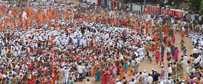 SanatanPrabhat's tweet photo. || Ram Krushna Hari || 

Pandharpur Wari : Amidst chants filled with devotion, the grand Ringan procession at Maharashtra's Akluj left devotees spellbound! 🙏

Jagadguru Sant Tukaram Maharaj’s Palakhi  Entered Solapur District on July 1

That same day, in Purandawade (Malshiras), Sant Dnyaneshwar Maharaj’s Palakhi bathed the land in bhakti and bliss.