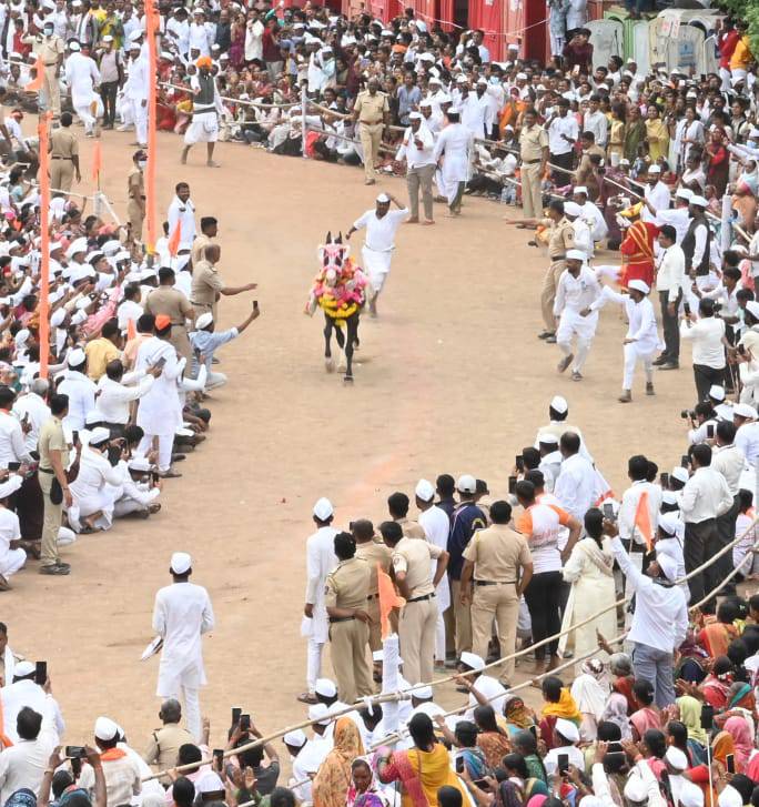 SanatanPrabhat's tweet photo. || Ram Krushna Hari || 

Pandharpur Wari : Amidst chants filled with devotion, the grand Ringan procession at Maharashtra's Akluj left devotees spellbound! 🙏

Jagadguru Sant Tukaram Maharaj’s Palakhi  Entered Solapur District on July 1

That same day, in Purandawade (Malshiras), Sant Dnyaneshwar Maharaj’s Palakhi bathed the land in bhakti and bliss.