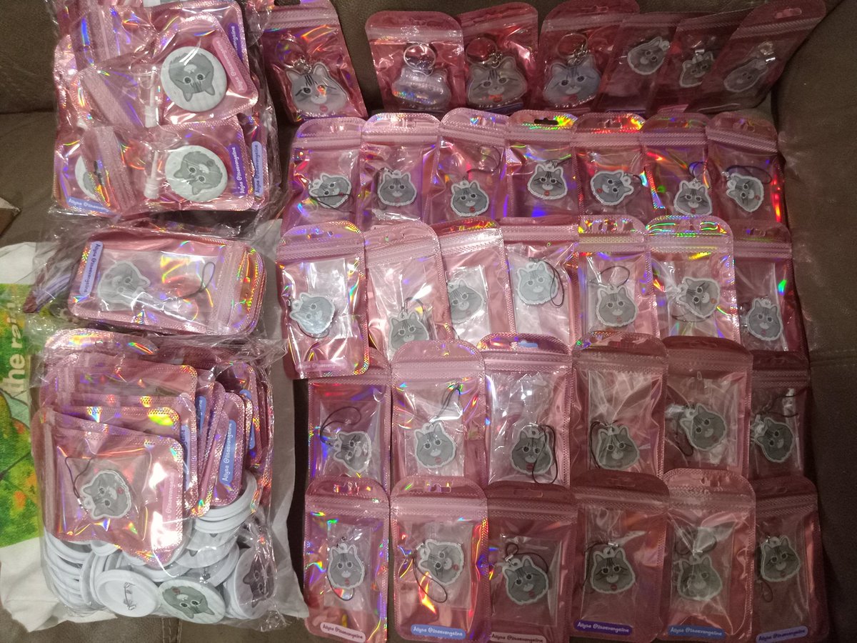 ilsaevangeline's tweet image. freebies alert 🎁✨
Eaj at Prambanan Jazz Festival 2025 ❤️🔥
🎁 keychain (limited), phone strap, pin button 😻
📌 Day 1 & 2
Rules :
🥜🧈 sayang papa peabutt @eaJPark
#eaj1 #canwejustpause #eaJ1EP
#eajpark #prambananjazz2025