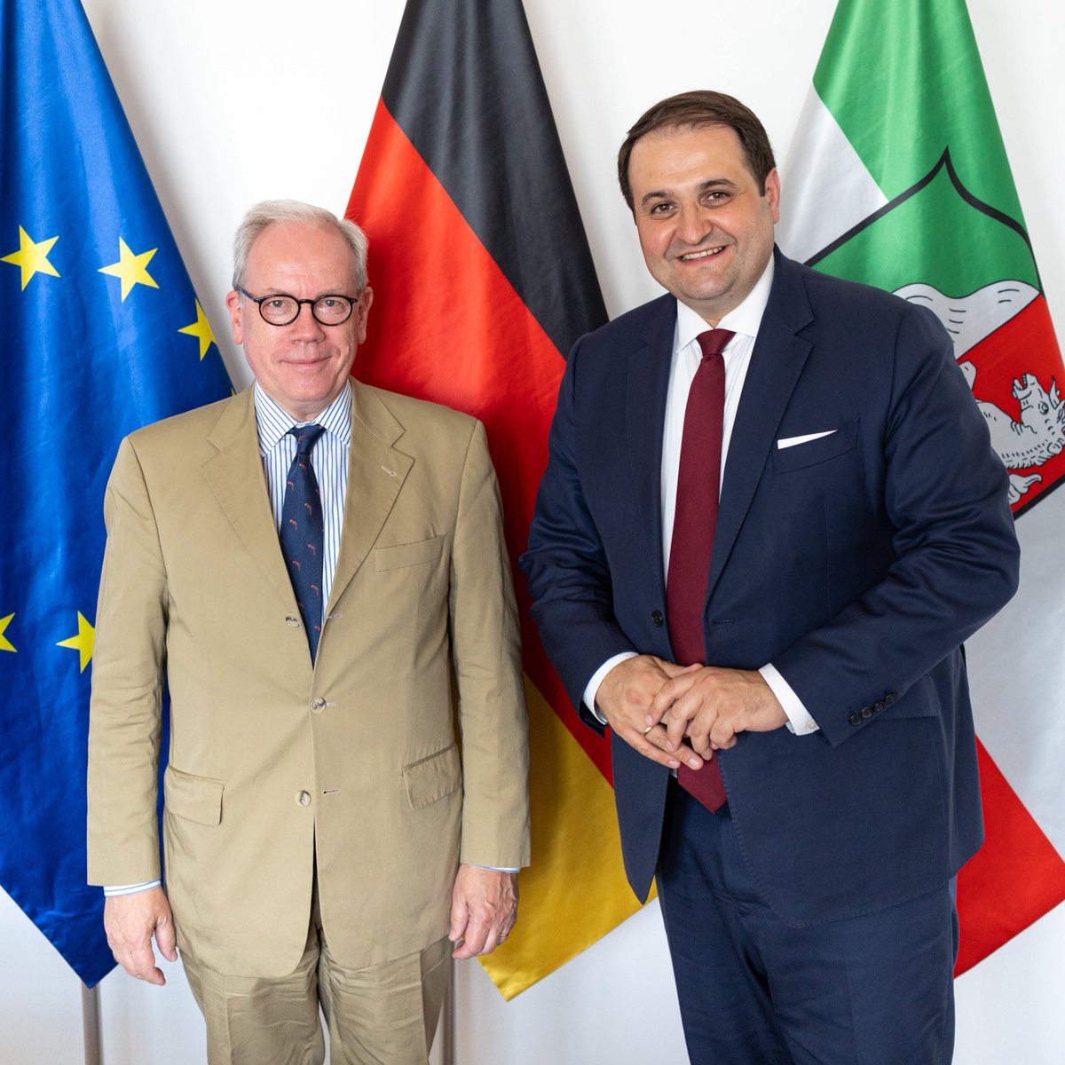 mbeimnrw's tweet image. Minister @n_liminski hat den Geschäftsführer des Bundesverbands 🇩🇪 Sicherheits- & Verteidigungsindustrie Hans Christoph Atzpodien zum Gespräch getroffen. Thema des Austauschs war die Rolle von @landnrw bei der Zeitenwende - als Umsetzer zuhause und Taktgeber in Berlin & Brüssel.