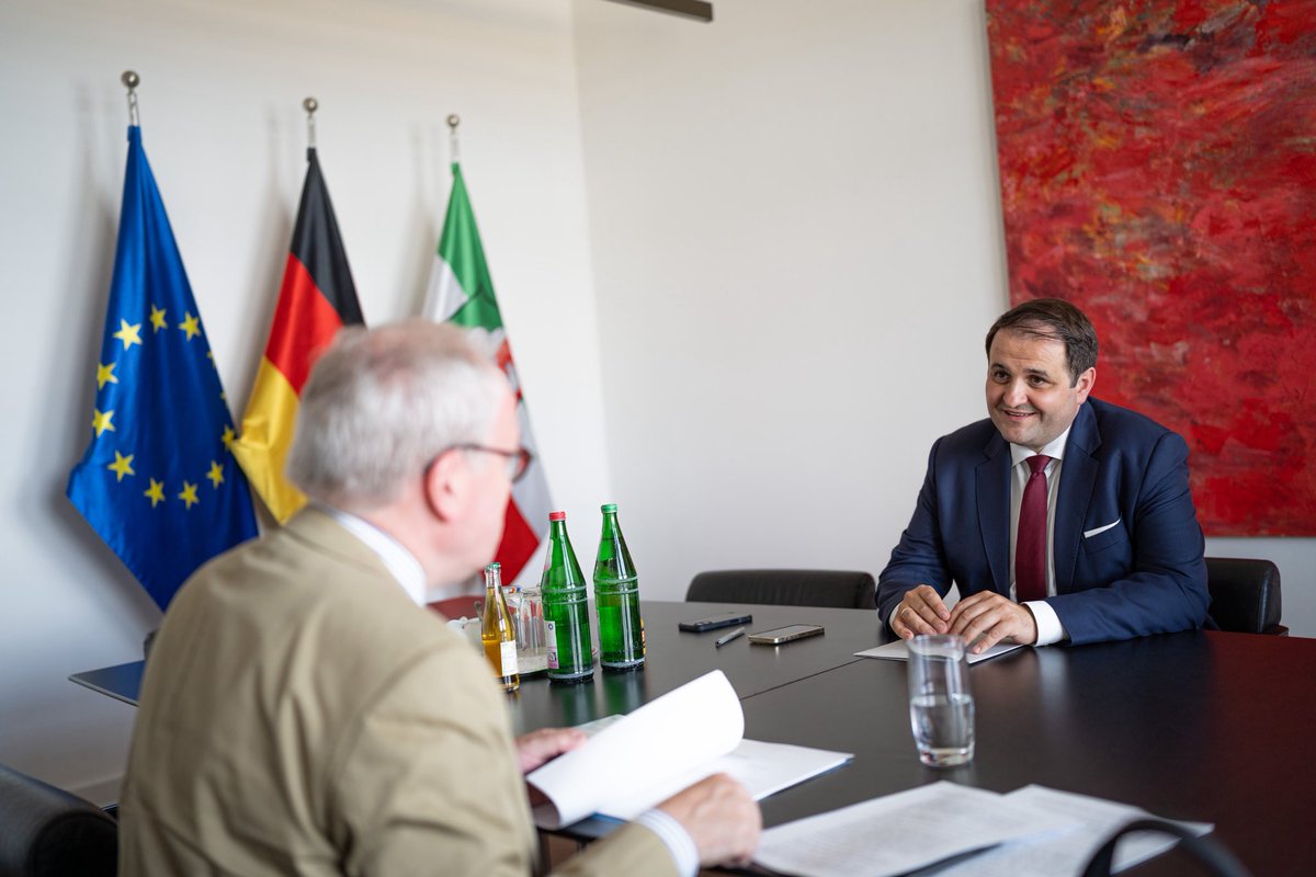 mbeimnrw's tweet image. Minister @n_liminski hat den Geschäftsführer des Bundesverbands 🇩🇪 Sicherheits- & Verteidigungsindustrie Hans Christoph Atzpodien zum Gespräch getroffen. Thema des Austauschs war die Rolle von @landnrw bei der Zeitenwende - als Umsetzer zuhause und Taktgeber in Berlin & Brüssel.
