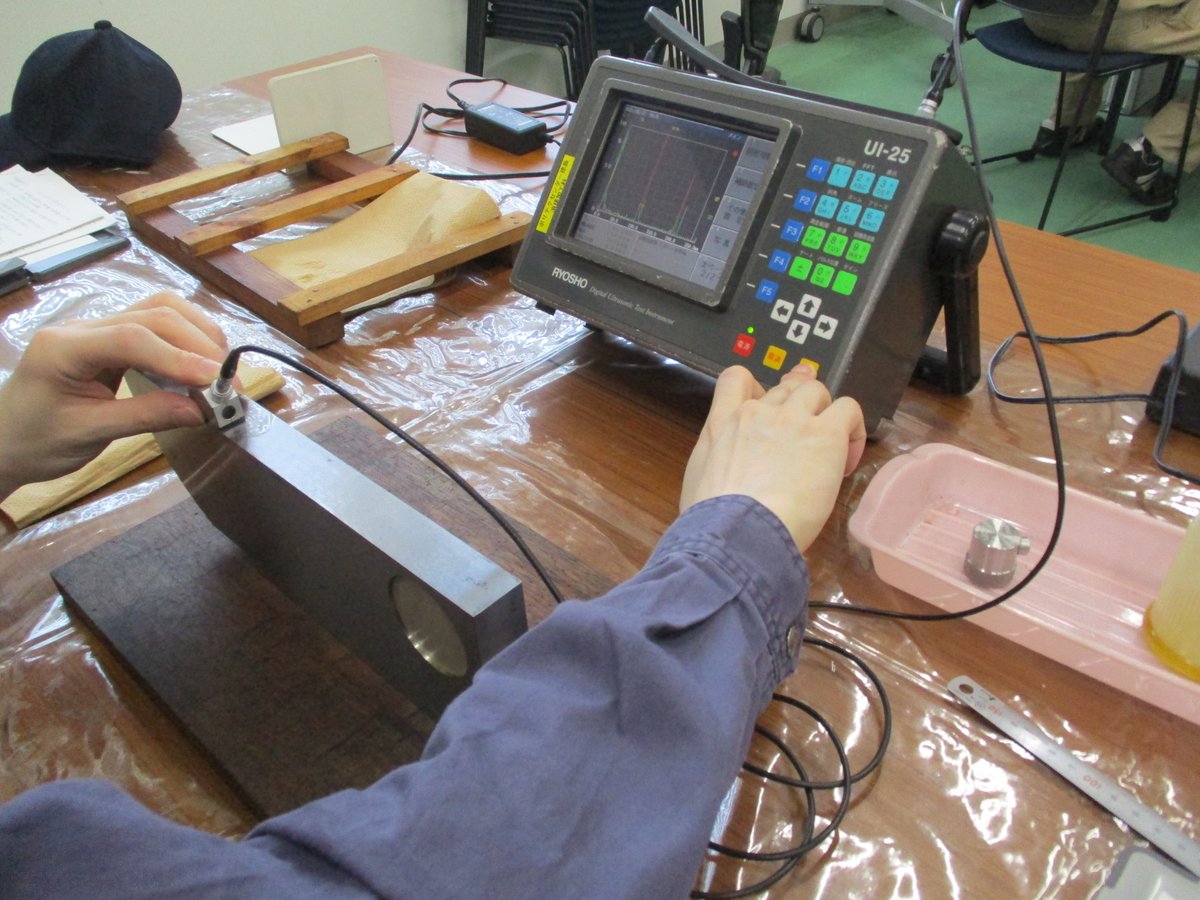 【訓練内容紹介（溶接加工科）】
溶接加工科の訓練の「超音波探傷試験」の様子です。
加工後、溶接部に内部欠陥がないかを超音波を利用して検査しています。
現在、溶接加工科（９月開講コース）募集中です！
興味のある方は是非一度見学会へお越しください！

#ポリテクセンター
#職業訓練
#溶接