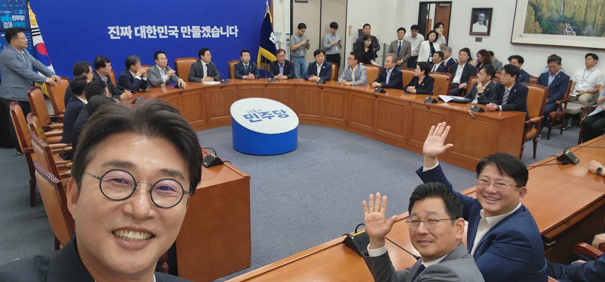 dolpasalon's tweet image. 검찰개혁,
무르익을대로 익었다.
실기하지 않기 위해서라면
공직 몇을 내주더라도
전술적 이익 도모해야 한다는 데 공감.
검찰개혁 토론회에 모인 의원들.
민주당 1기 박찬대 원내지도부가
치밀하게 추진해온 검찰개혁,
2기 김병기 지도부 초반에 해치우겠다는
의지 표명.
동지들과 함께라 벅차다.