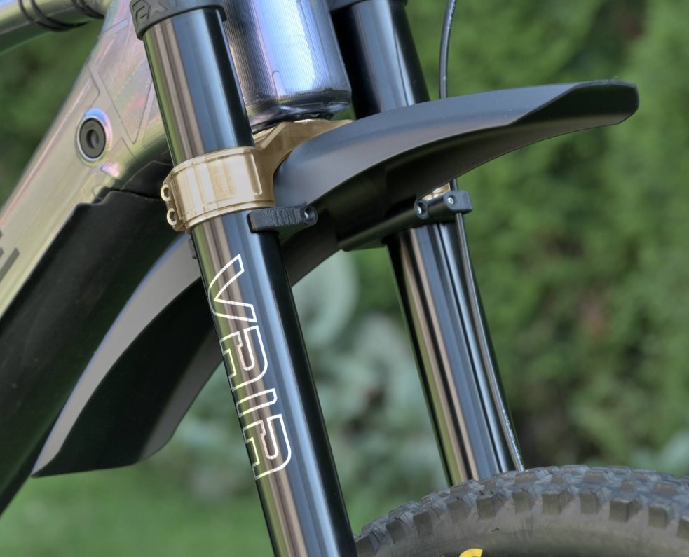 OVERRIDES_MTB's tweet image. EXT‐VAIAのマッドフェンダーが発表されました。
クラウン下のMXタイプ（予価14800円）とオンホイールタイプ（予価12800円）の2種類です。発注済ですが各入手数量に限りがあるので御入り用の方は御予約頂けると助かります。
ERA用のボルトオンフェンダー（予価9800円）も合わせて入荷予定です。
#EXT