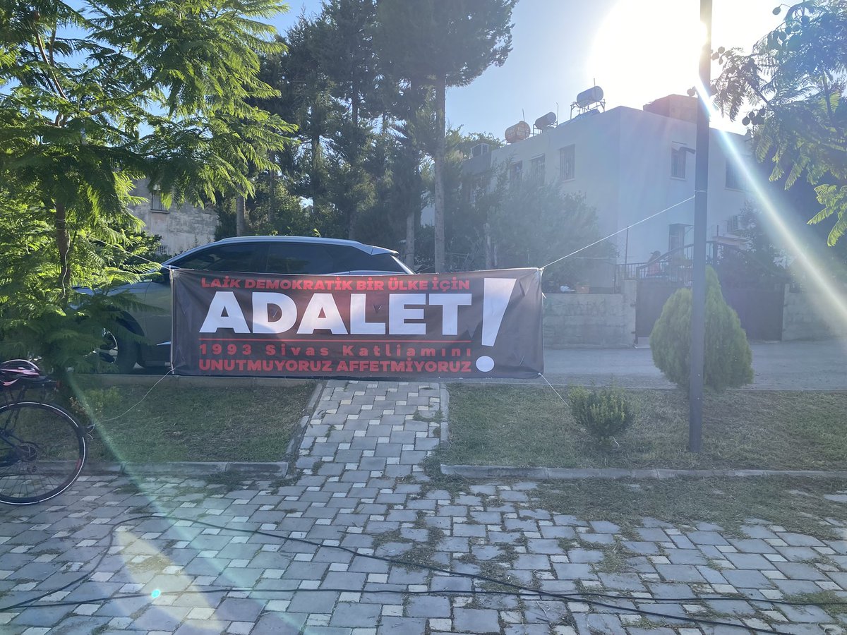 Sivas Katliamı’nın üzerinden 32 yıl geçti. Katliamı gerçekleştirenler yargılanmadı, gerçekler açığa çıkarılıp aydınlatılmadı ve dava zaman aşımına uğratıldı.

Alevilerin eşit yurttaş olma mücadelesinin yanındayız!
Sivas Katliamı’nı Unutmadık!Unutmayacağız!