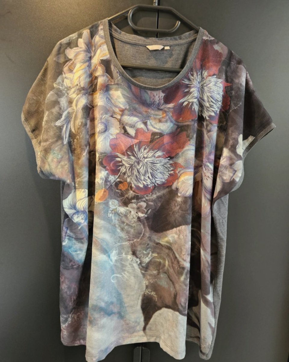 redravenbazaar's tweet image. Bold florals, baroque flair - this Bonaparte shirt turns up the drama while keeping you cool. Pre-loved, full of character, and ready to hit another summer with YOU! Link in bio 👆🏻

vinted.nl/items/47337803…

#vintedfinds #secondhandstyle #heatwavefit #baroquefashion #summerwear