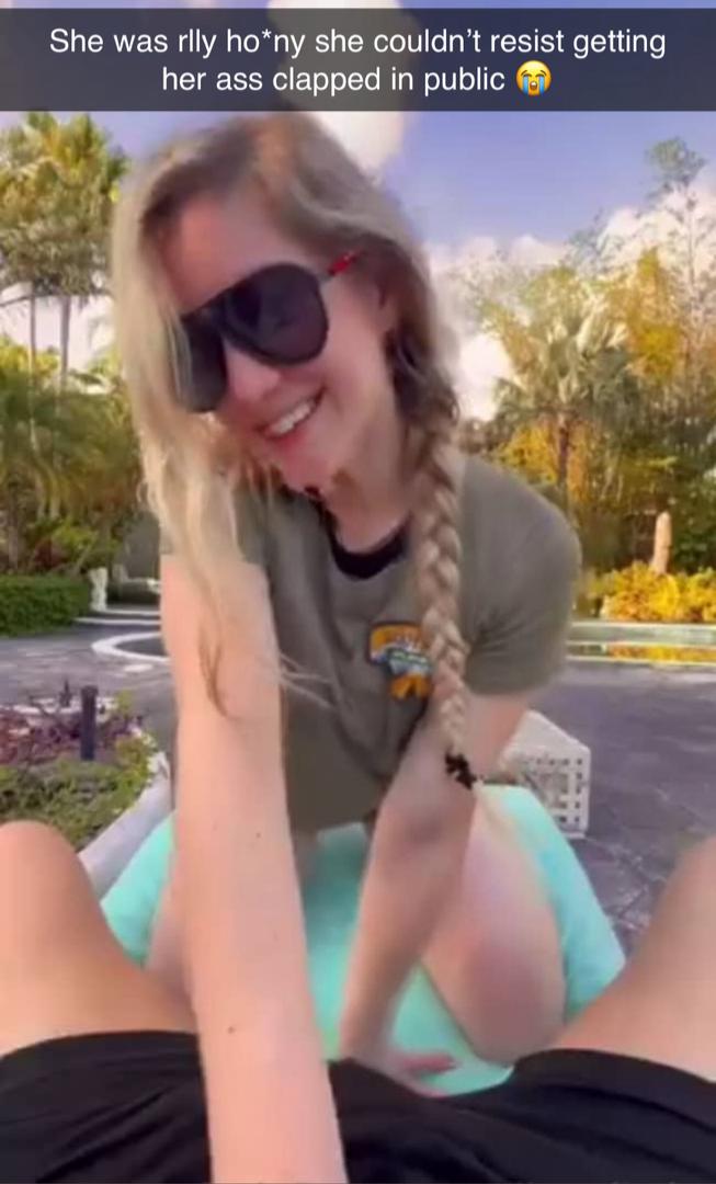 No way she don’t care about being on video 😭😭
A thread 🧵