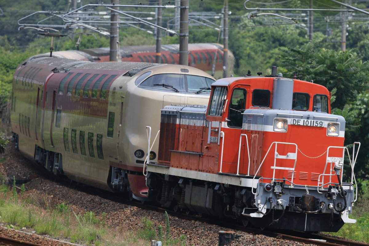 本日の撮り鉄。
昨日、東海道本線で故障した「サンライズ瀬戸・出雲」の285系該当編成が、中庄駅から DE101159 に牽引されて後藤工場に向かいました。急遽出撃し、セリカカーブで1発目をゲット！

2025年7月2日　伯備線